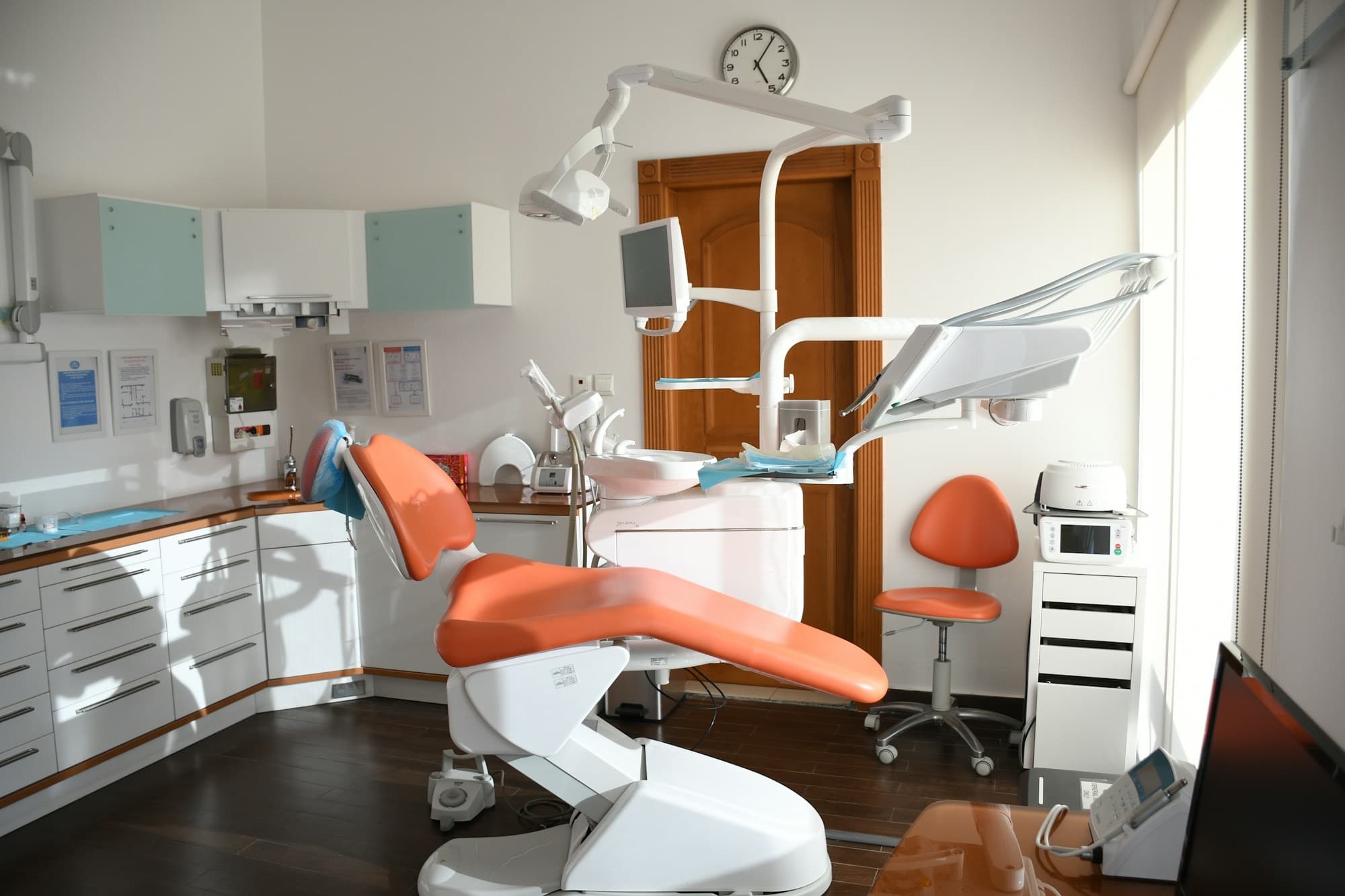 Consultorio dental con sillón naranja