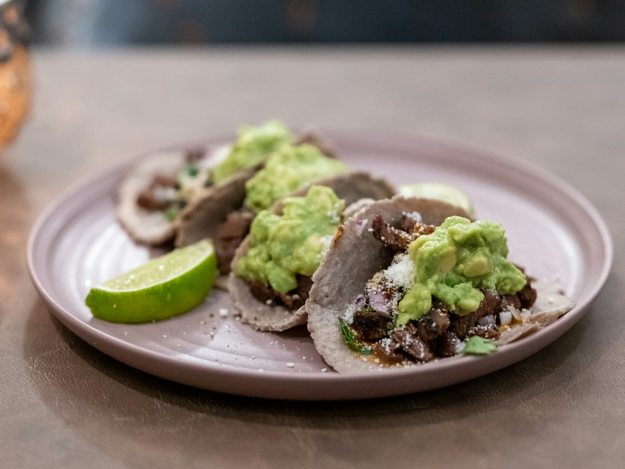 Plato de tacos con guacamole